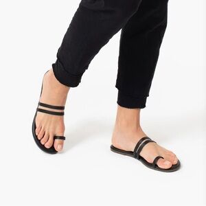 TKEES Leah flat sandal in black